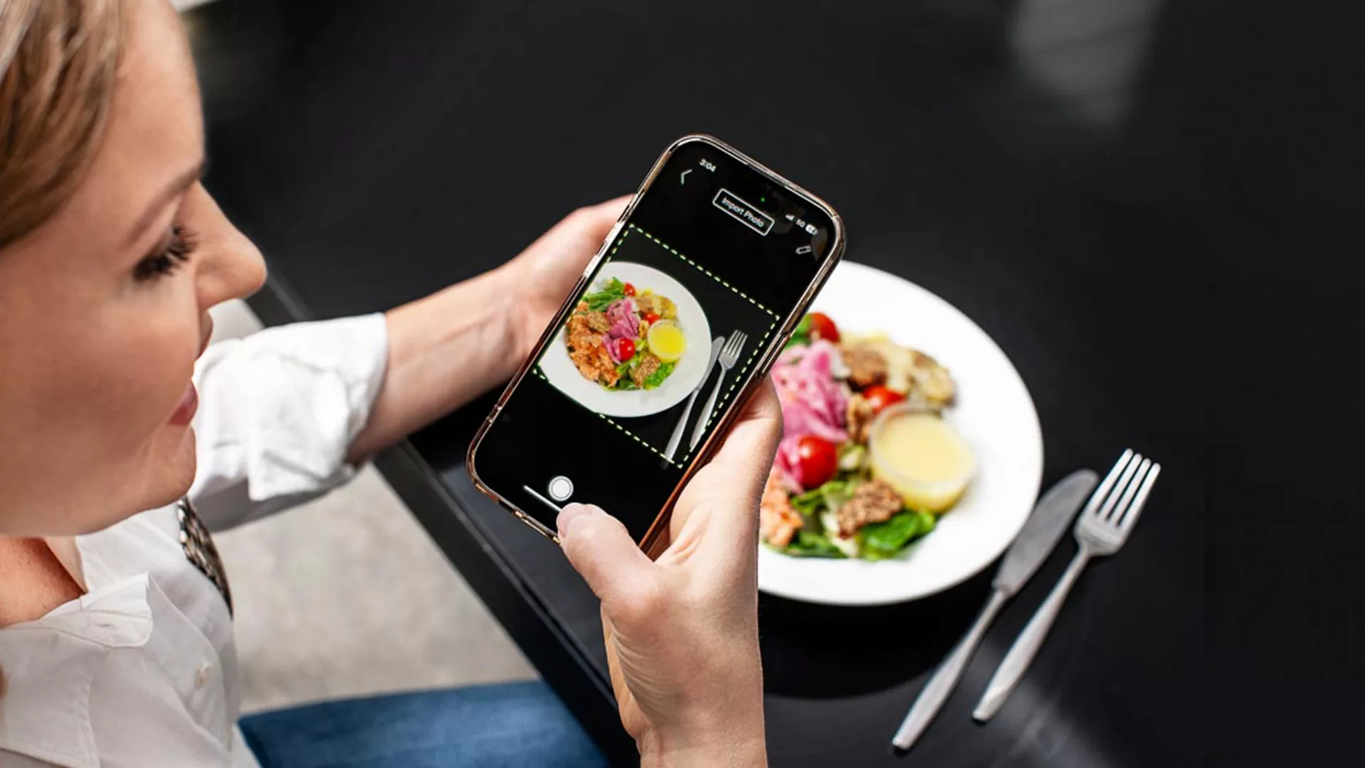 Mia ottaa kuvaa ruokasovellukseen.
