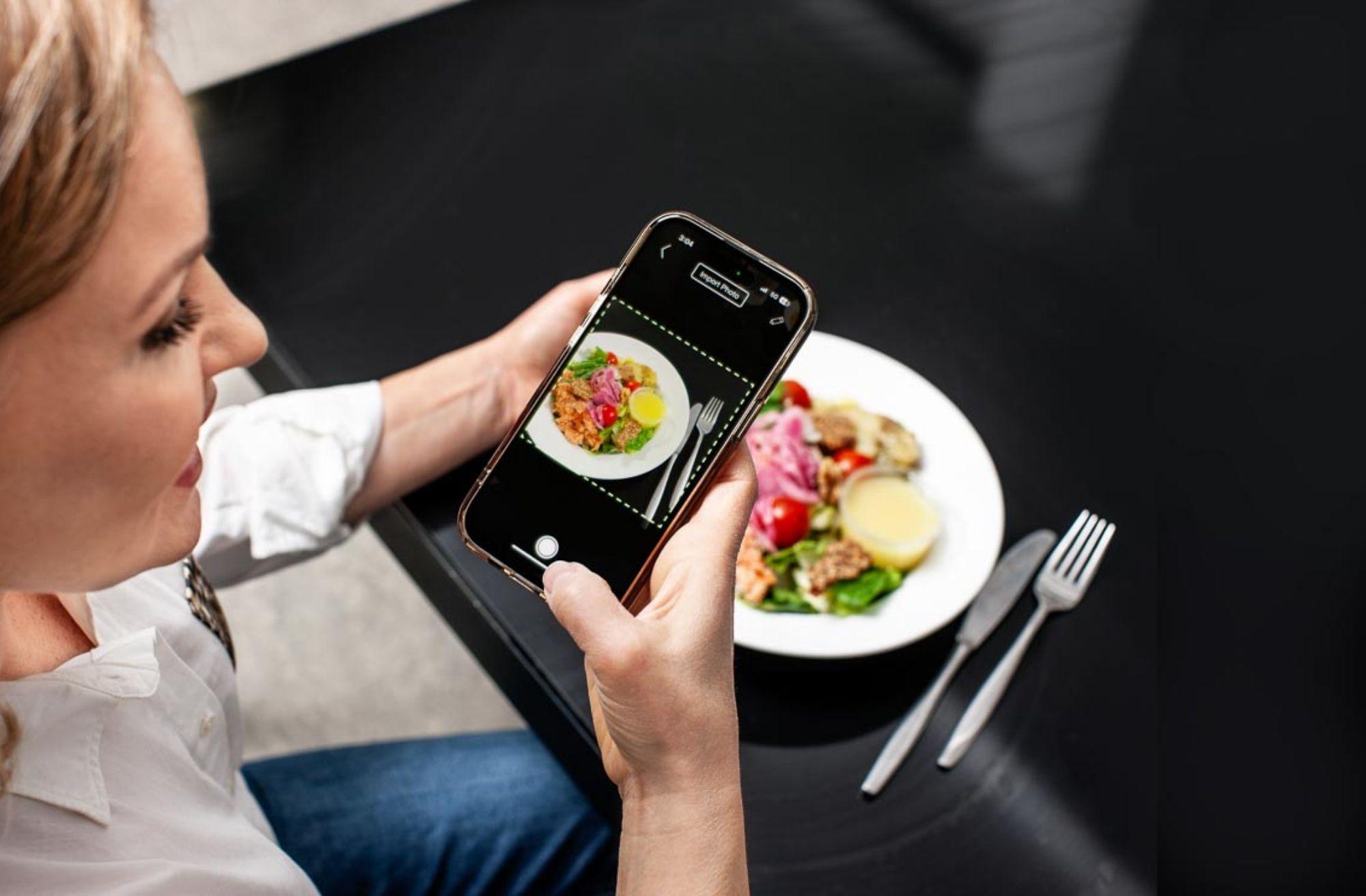 El cliente fotografía su almuerzo.